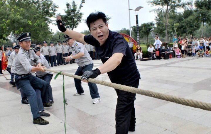 拔河比賽正在進(jìn)行中 拔河比賽正在進(jìn)行中